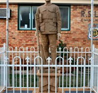 Soldier Statue Memorial Chinchilla - eAccommodation