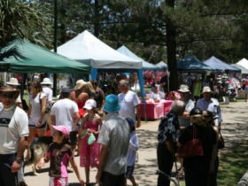 Broadbeach Art And Craft Markets - eAccommodation 3