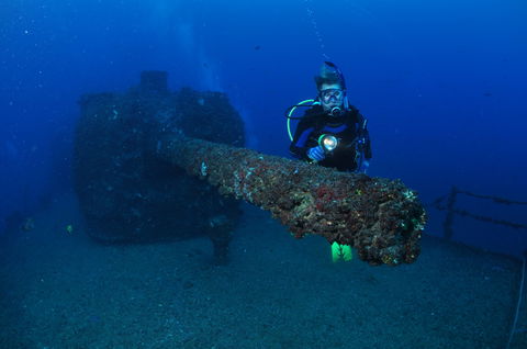 HMAS Brisbane Dive Site - eAccommodation 1