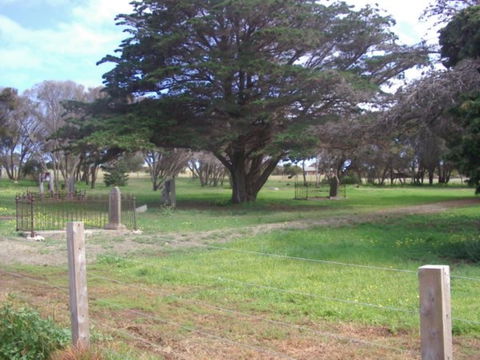 Old Cemetery Kingscote - eAccommodation 0