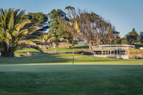 South Lakes Golf Club - eAccommodation 0