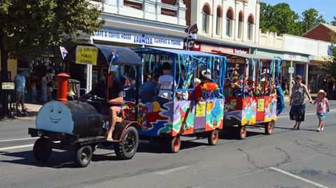 Corowa Rotary Federation Festival Parade - eAccommodation 1