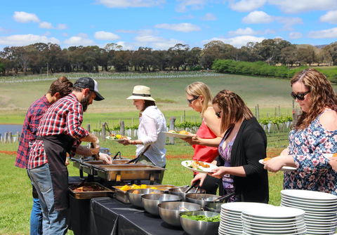 Stockmans Ridge Meets Smoking Brothers - eAccommodation 0