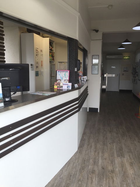 Adina Place Motel Apartments - eAccommodation 0