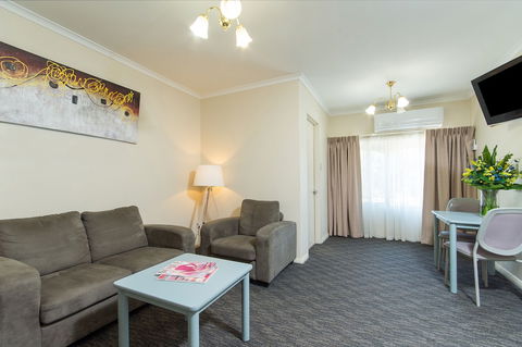 Adelaide Royal Coach - eAccommodation 6