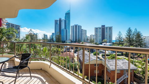 Aristocrat Apartments - eAccommodation 6