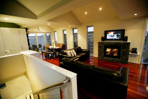 Aloha Beachfront - eAccommodation 5