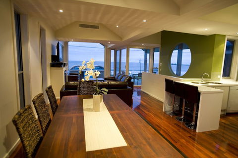 Aloha Beachfront - eAccommodation 6