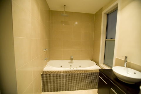 Aloha Beachfront - eAccommodation 1