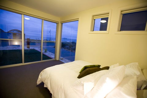 Aloha Beachfront - eAccommodation 2