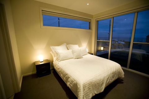Aloha Beachfront - eAccommodation 3