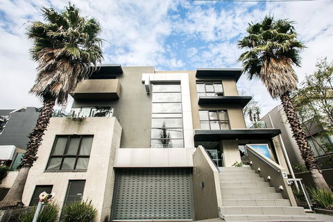 Comfy Kew Apartments - eAccommodation 1