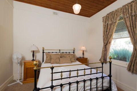 Abaleen House - eAccommodation 2