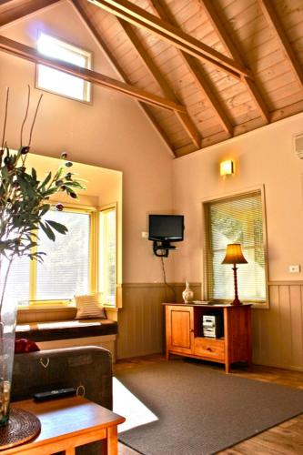 Autumn Leaf Cottage 1 - eAccommodation 5