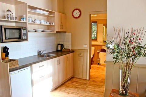 Autumn Leaf Cottage 1 - eAccommodation 4