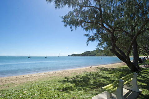 Maggies Beachfront Apt. 13 - eAccommodation 2