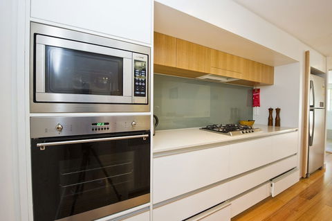 Maggies Beachfront Apt. 13 - eAccommodation 5