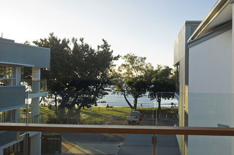 Maggies Beachfront Apt. 13 - eAccommodation 0