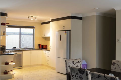 Atricom Apartments Australia - eAccommodation 4