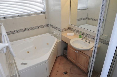Anglesea Beachfront Court Holiday Units - eAccommodation 2
