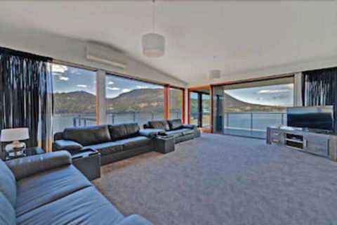 Amazing Unique Five-Star Waterfront Retreat - eAccommodation 7