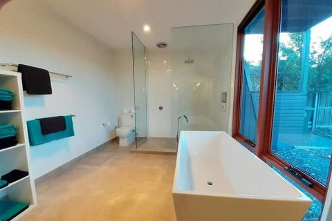 Amazing Unique Five-Star Waterfront Retreat - eAccommodation 6