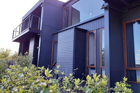 Amazing Unique Five-Star Waterfront Retreat - eAccommodation 1