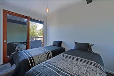 Amazing Unique Five-Star Waterfront Retreat - eAccommodation 4