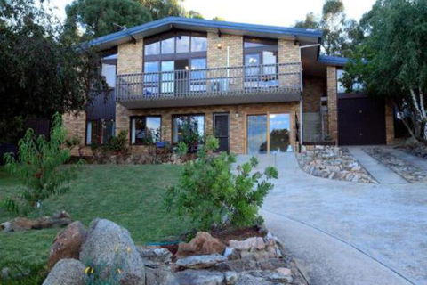 Alpine Apartment Great Location With Views Of Lake Jindabyne - eAccommodation 0
