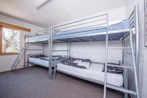 Alpine Apartment Great Location With Views Of Lake Jindabyne - eAccommodation 6