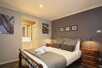 Acacia 2 - Luxurious Holiday Townhouse - eAccommodation 0