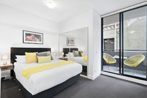 LIZZI, Melbourne Studio Apartment - eAccommodation 0