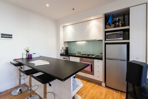 CLAUDE, 2BDR Melbourne Apartment - eAccommodation 3