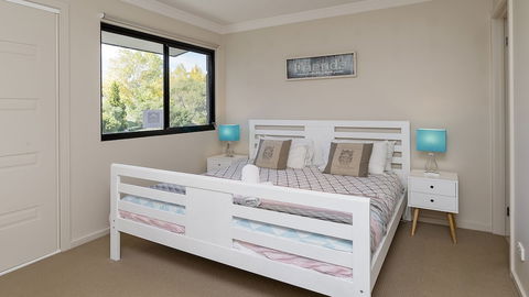 Khione 1 - Modern & Spacious With Views Towards Lake Jindabyne & The Mountains Beyond - eAccommodation 0