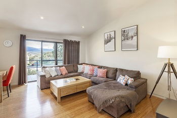 Khione 1 - Modern & Spacious With Views Towards Lake Jindabyne & The Mountains Beyond - eAccommodation 2