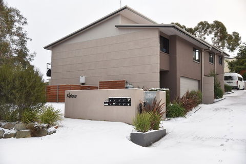 Khione 1 - Modern & Spacious With Views Towards Lake Jindabyne & The Mountains Beyond - eAccommodation 6