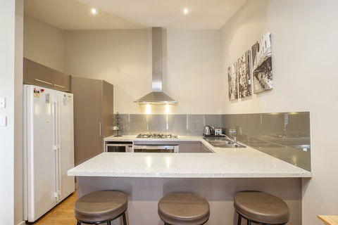 Khione 1 - Modern & Spacious With Views Towards Lake Jindabyne & The Mountains Beyond - eAccommodation 4