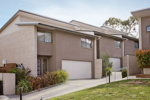 Khione 1 - Modern & Spacious With Views Towards Lake Jindabyne & The Mountains Beyond - eAccommodation 3