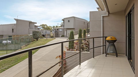 Khione 1 - Modern & Spacious With Views Towards Lake Jindabyne & The Mountains Beyond - eAccommodation 1