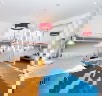 HENRIETTA Carlton Studio Apartment - eAccommodation