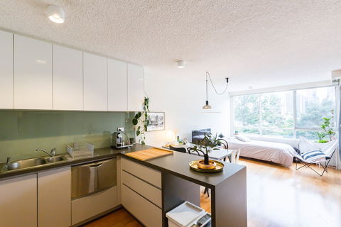 ISAAC, 1BDR South Melbourne Apartment - eAccommodation 1