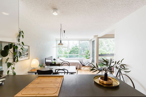 ISAAC, 1BDR South Melbourne Apartment - eAccommodation 2