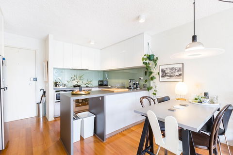 ISAAC, 1BDR South Melbourne Apartment - eAccommodation 5