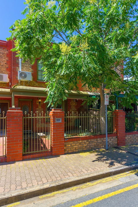 Adelaide Style Accommodation Near City - eAccommodation 0