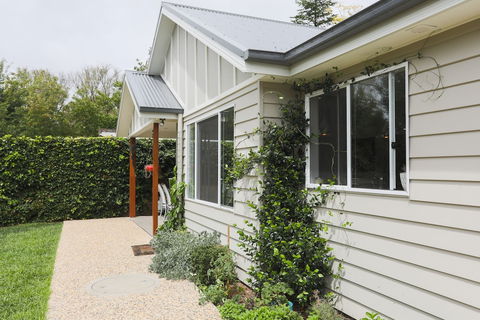 Armidale Cottage - eAccommodation 1