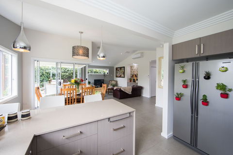 Armidale Cottage - eAccommodation 3