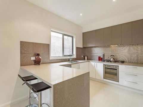 Signature Townhouse In Doncaster - eAccommodation 2