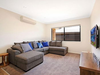 Alpine Knights Stylish Luxury - eAccommodation 5