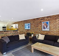 2 / 14 Kurrawa Close