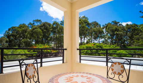 LUXE At Sanctuary Cove - eAccommodation 6